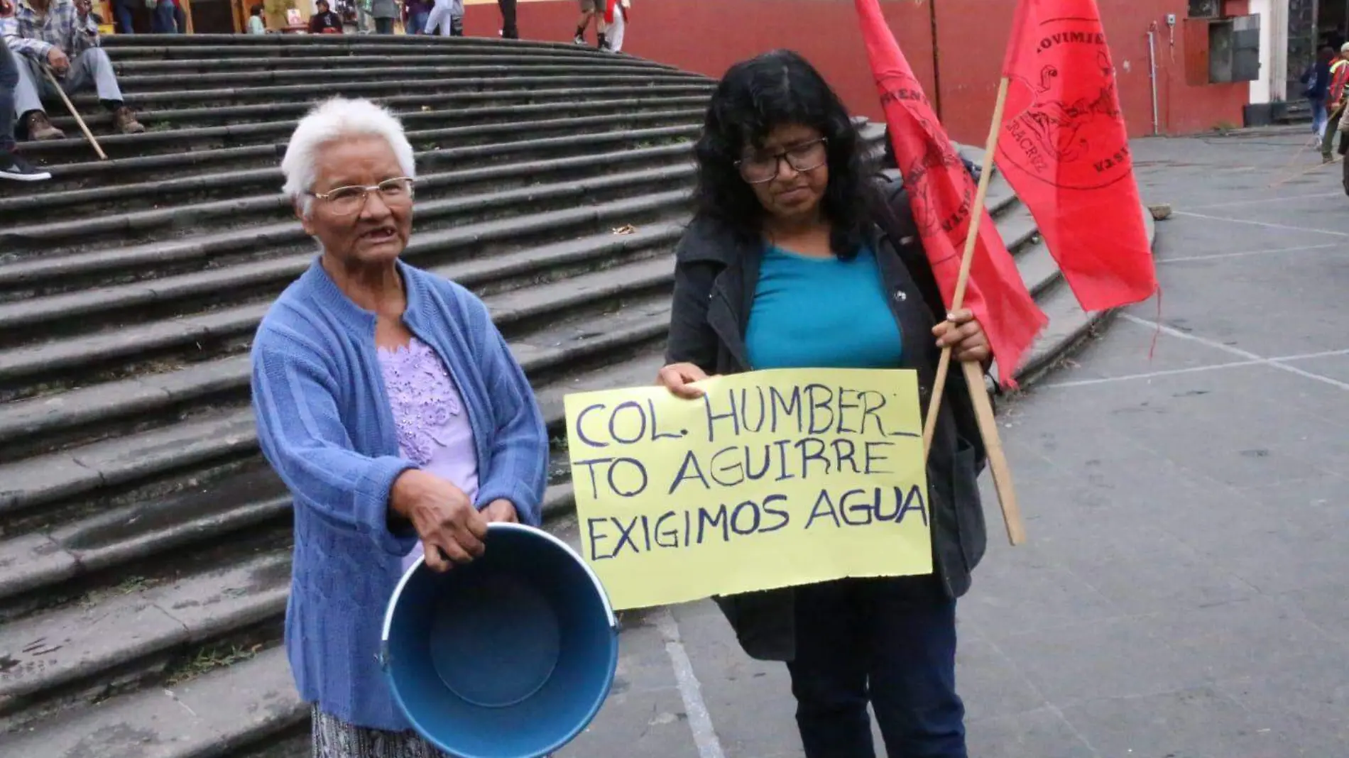 Movimiento Antorchista protesta en plaza Lerdo de Xalapa